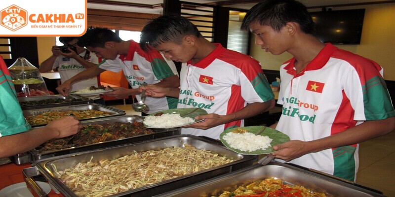 Chế Độ Dinh Dưỡng Của Cầu Thủ Chuyên Nghiệp Để Giữ Phong Độ 4 Cầu thủ chuyên nghiệp thường đi kèm nhiều rau xanh trong chế độ